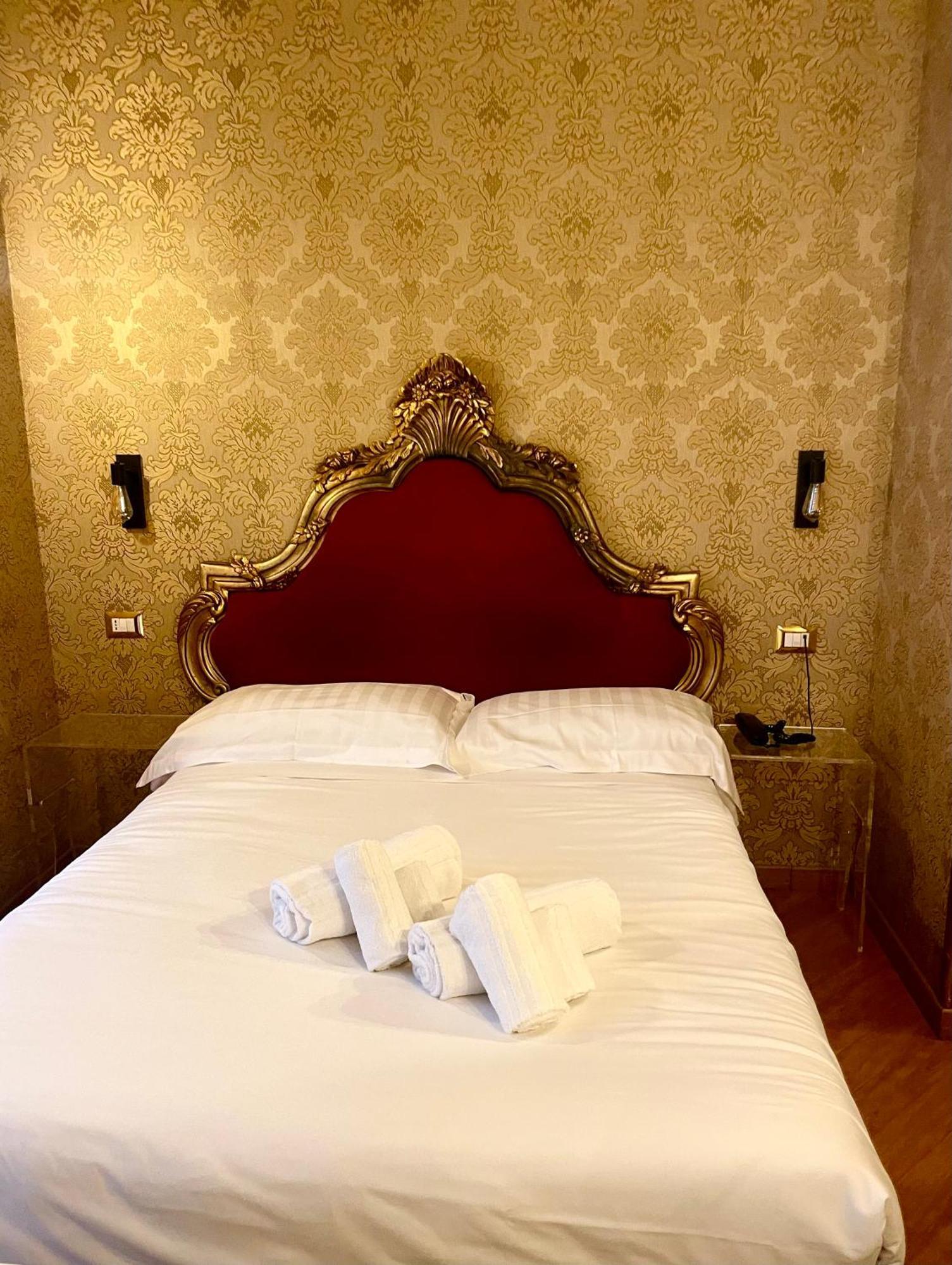 Domus Colosseo Hotel Roma Esterno foto