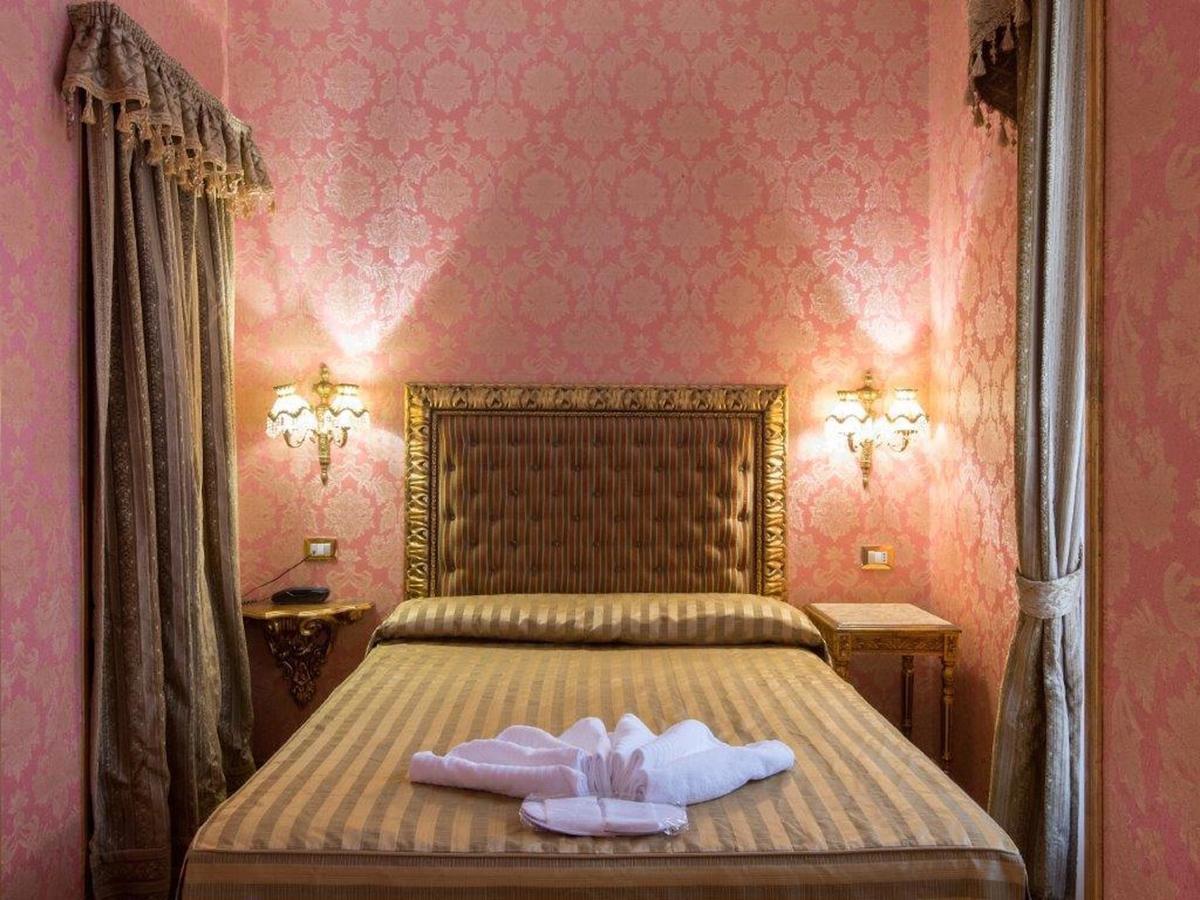 Domus Colosseo Hotel Roma Esterno foto