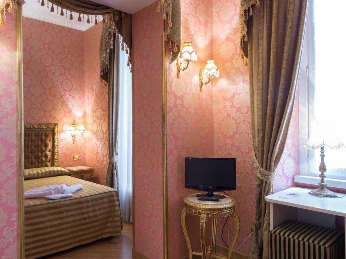 Domus Colosseo Hotel Roma Esterno foto
